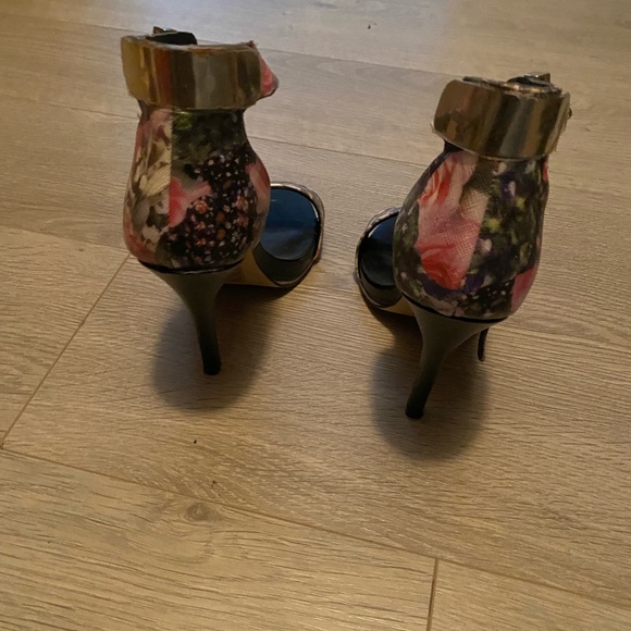 Call it spring floral heels - Picture 2 of 4